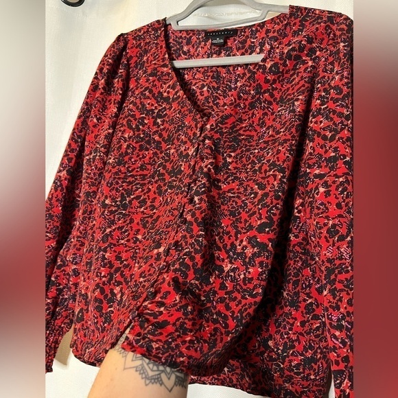 Sanctuary Red and Black V Neck Harmony Blouse in Surreal XS - Picture 6 of 10